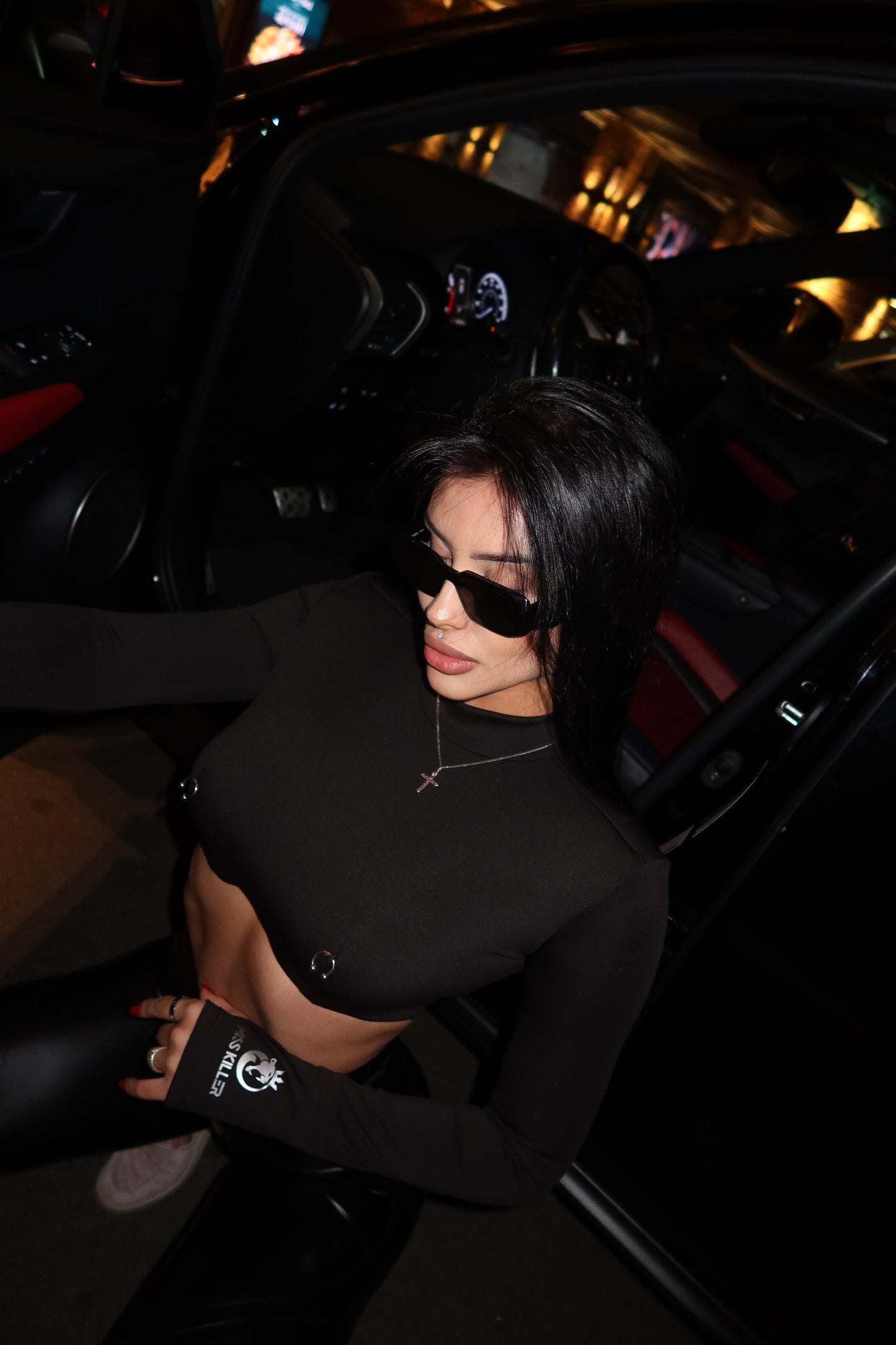 Černý crop top s push-up efektem