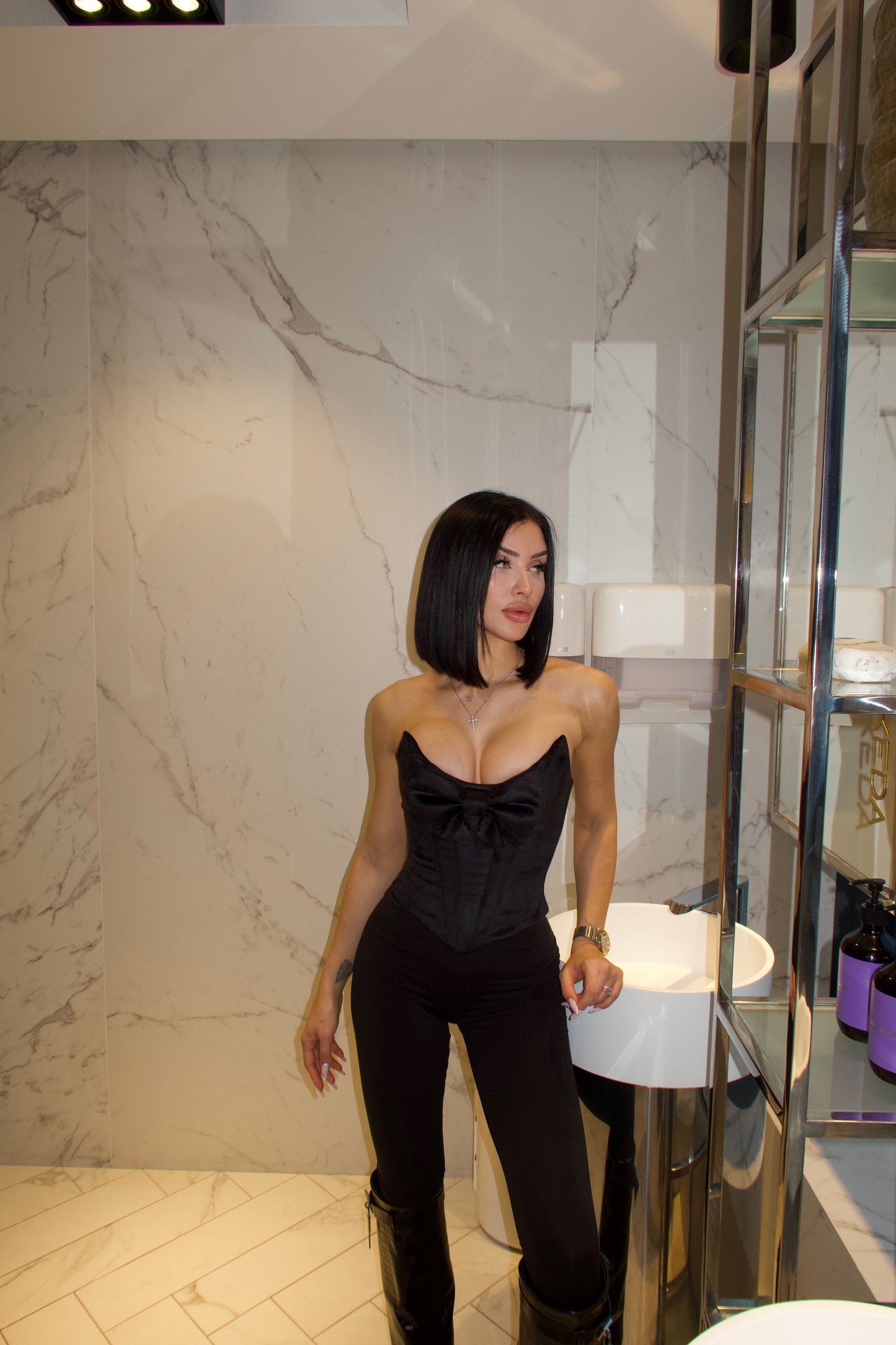 Elegantní černý korzet s mašlí